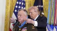 US-Präsident Donald Trump überreicht Oberstabsfeldwebel Terry P. Richardson die Ehrenmedaille der US-Armee während einer Zeremonie im East Room des Weißen Hauses.