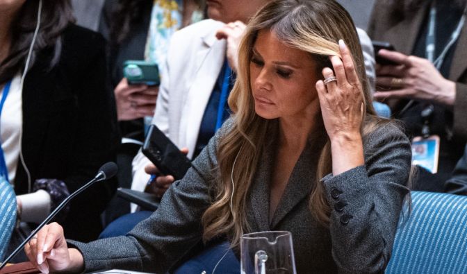 "Ich brauche Untertitel" - First Lady für schlechtes Englisch verspottet Melania Trump