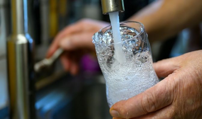 Wasser ist nicht immer gleich gesund - worauf kommt es an? Leitungswasser vs. Mineralwasser