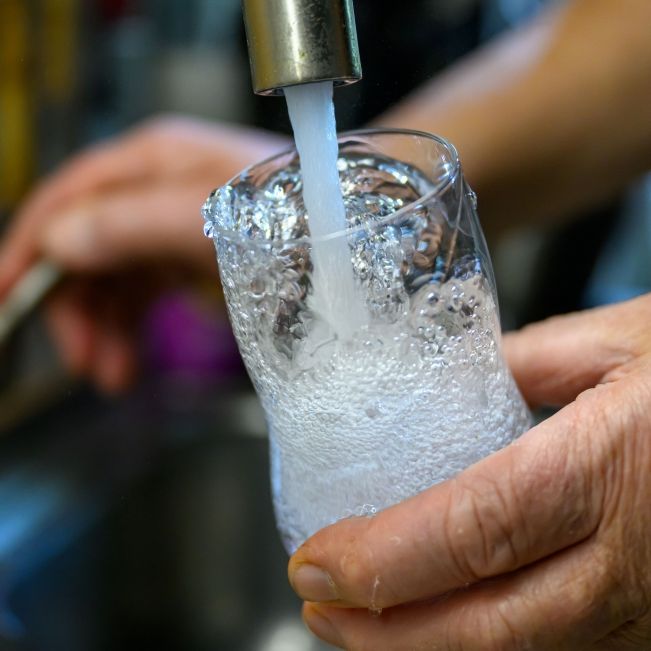 Trinkwasser gilt in Deutschland als gesundheitlich unbedenklich - doch andere Wasserarten haben noch mehr Vorteile.