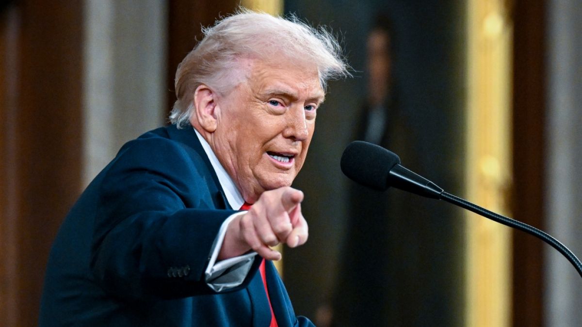 Donald Trump versteht bekanntlich keinen Spa&szlig;, wenn seine Getreuen Kritik an seinem politischen Kurs &uuml;ben - nun hat der US-Pr&auml;sident gleich zwei hochrangigen MAGA-Stars die Freundschaft gek&uuml;ndigt. (Foto)