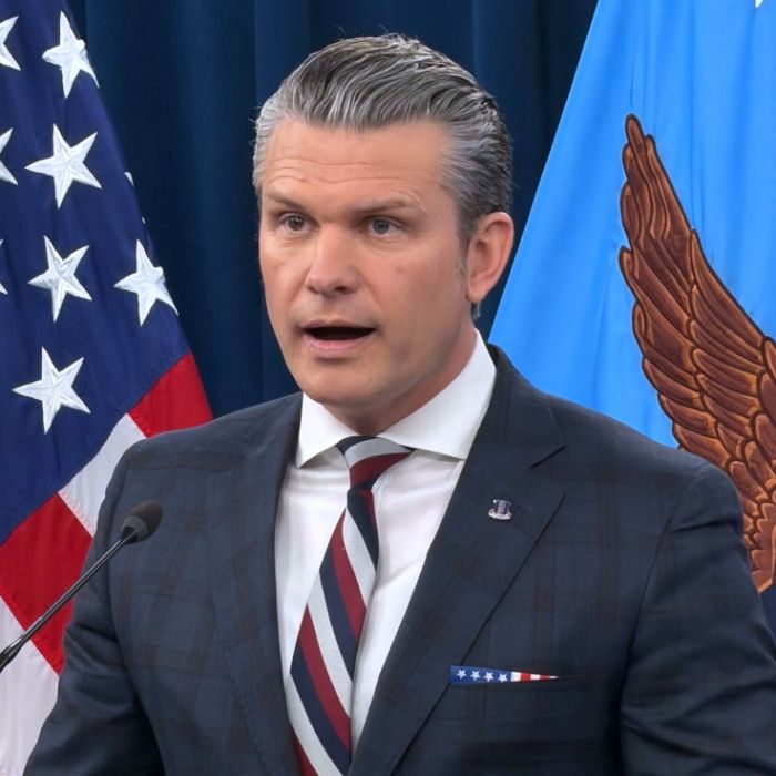 Wut-Rede nach Iran-Angriff - Trump-Minister attackiert kritische Presse