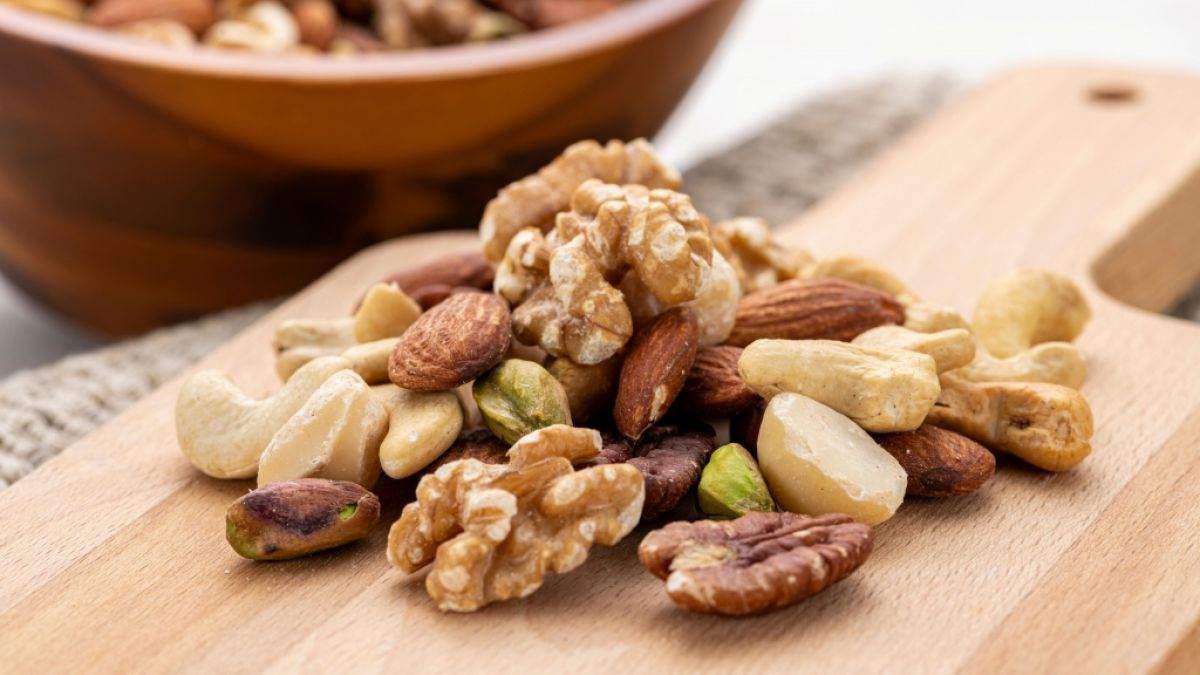 N&uuml;sse sorgen daf&uuml;r, dass nebenbei weniger fettige und s&uuml;&szlig;e Snacks konsumiert werden. (Foto)