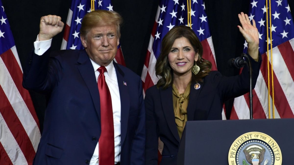 Ein Bild aus gl&uuml;cklicheren Tagen - inzwischen gehen Donald Trump und seine Heimatschutzministerin Kristi Noem (hier auf einem Foto von 2018, getrennte Wege. (Foto)