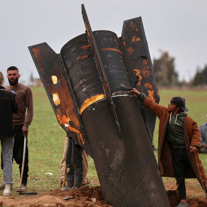 Der Iran hat im Nahost-Konflikt mehrere Staaten attackiert. Hier stehen Menschen neben einer nicht explodierten Rakete auf einem Feld.