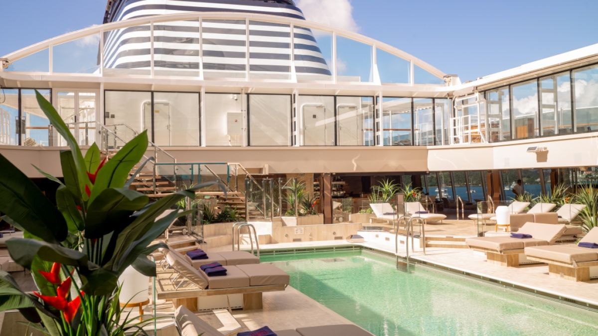 An den Pools der Kreuzfahrtschiffe von Explora Journeys l&auml;sst es sich richtig entspannen. (Foto)