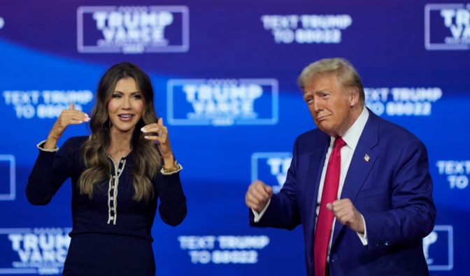 Eine Reihe haarsträubender Fehltritte kostete Kristi Noem ihren Job als US-Heimatschutzministerin - nicht mal First Lady Melania Trump konnte Noem vor dem Absturz bewahren.