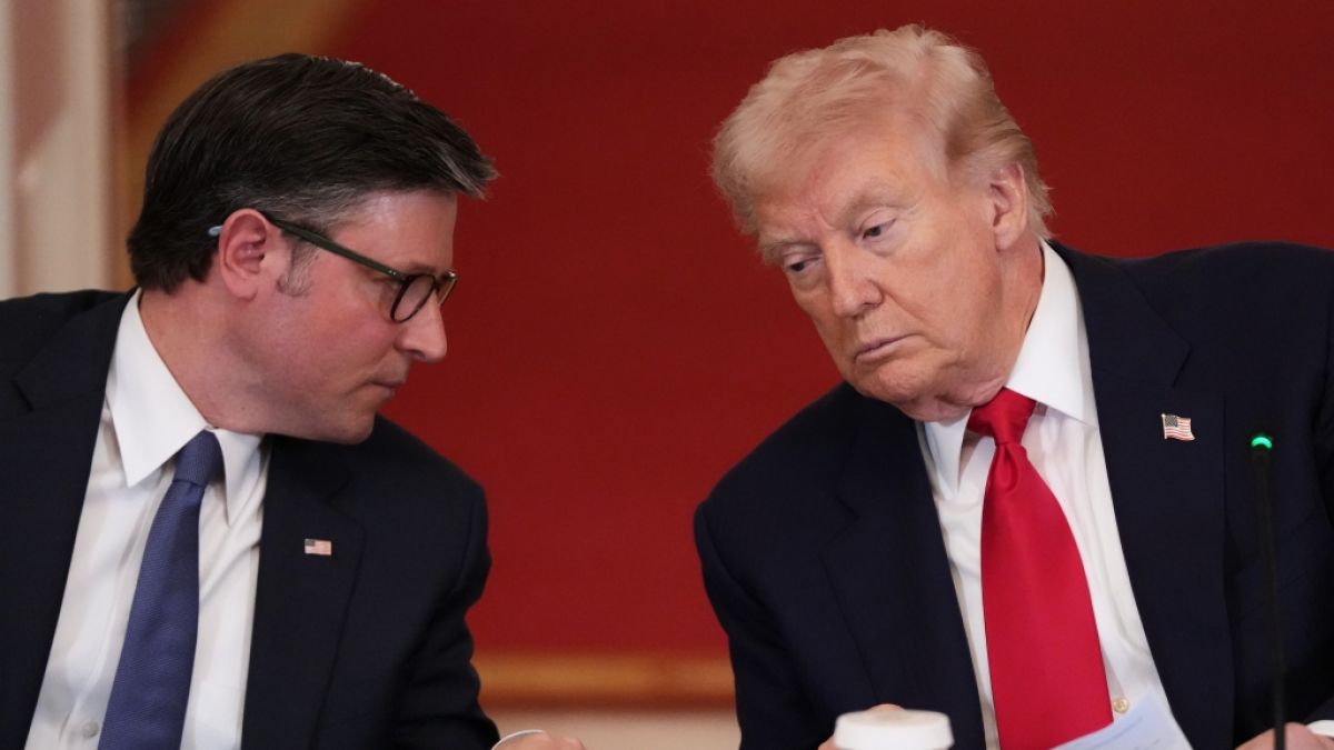 Der Sprecher des US-Repr&auml;sentantenhauses, Mike Johnson fl&uuml;stert mit US-Pr&auml;sident Donald Trump w&auml;hrend eines Rundtischgespr&auml;chs &uuml;ber College-Sport im East Room des Wei&szlig;en Hauses in Washington. (Foto)