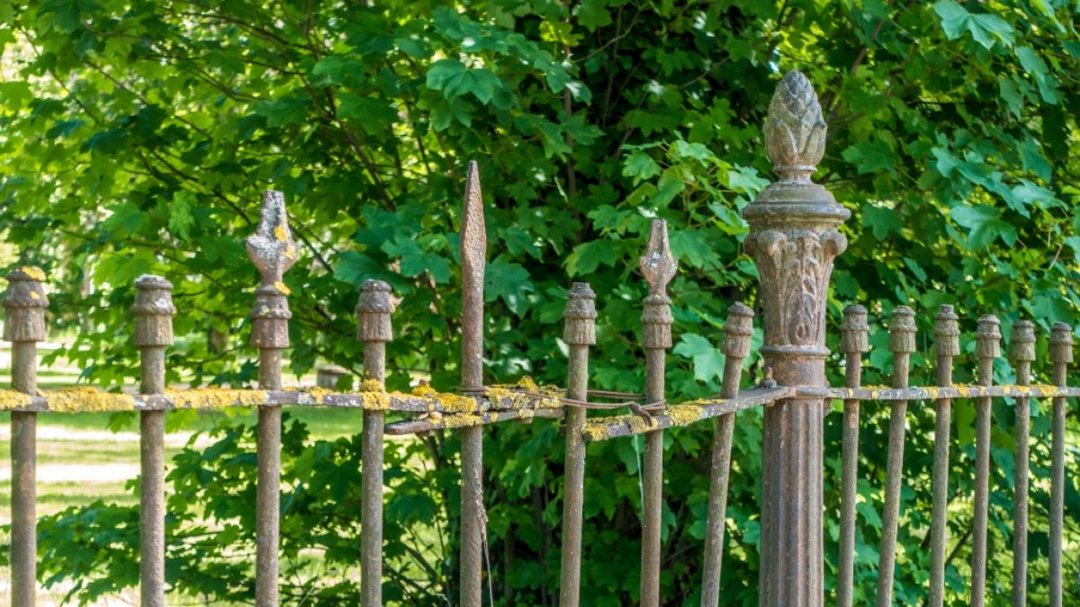 In Wiesbaden hat sich ein Mann an einem Zaun aufgespie&szlig;t. (Symbolbild) (Foto)