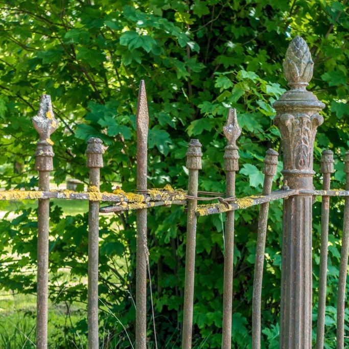 Mann spießt sich kopfüber am Zaun auf