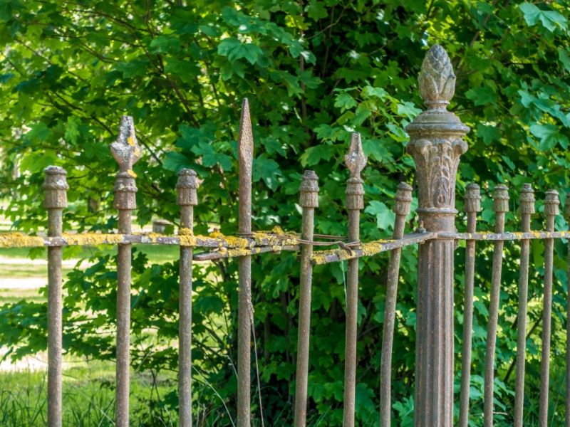 Horror-Unfall in Wiesbaden: Mann spießt sich kopfüber am Zaun auf