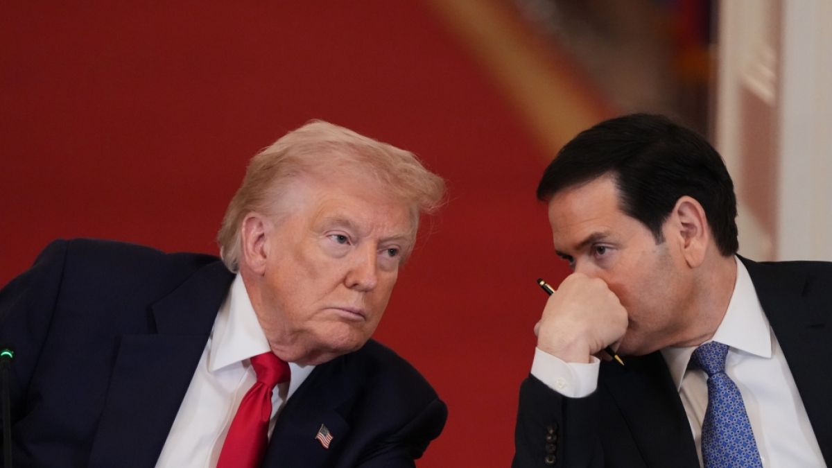 US-Pr&auml;sident Donald Trump (l) spricht mit Au&szlig;enminister Marco Rubio w&auml;hrend eines Rundtischgespr&auml;chs &uuml;ber College-Sport im East Room des Wei&szlig;en Hauses in Washington. (Foto)