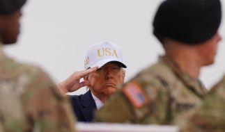 Donald Trump sorgte bei einer Überführungszeremonie mit seiner Kopfbedeckung für Empörung.