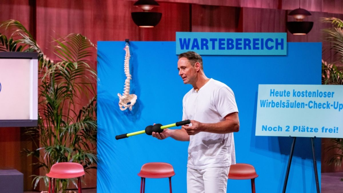 Daniel Kappacher pr&auml;sentiert in "Die H&ouml;hle der L&ouml;wen" seinen R&uuml;ckentrainer BackDani. (Foto)