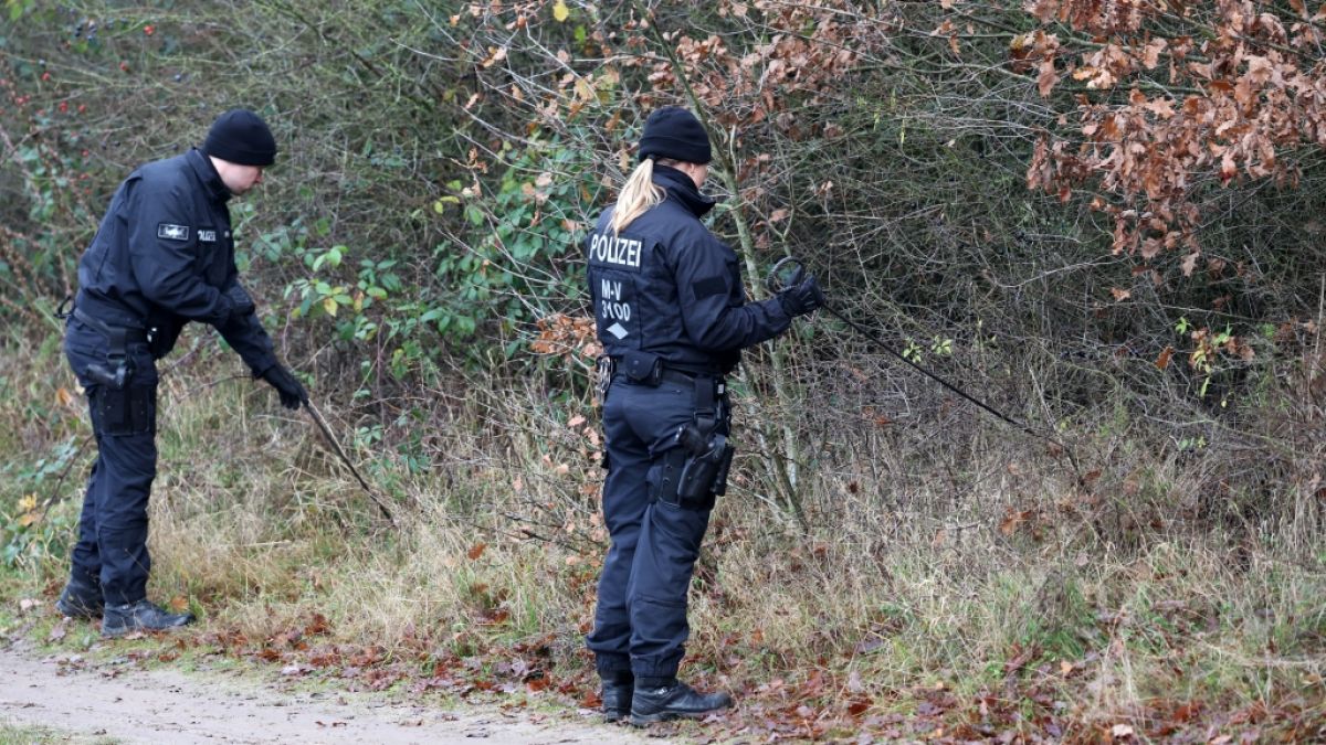 Polizisten auf Spurensuche im Fall des ermordeten Fabian aus G&uuml;strow. (Foto)