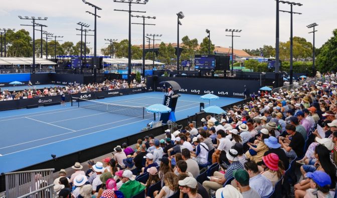 Zuschauer verfolgen ein Spiel während der Australian Open, am 19.01.2026. (Symbolbild)