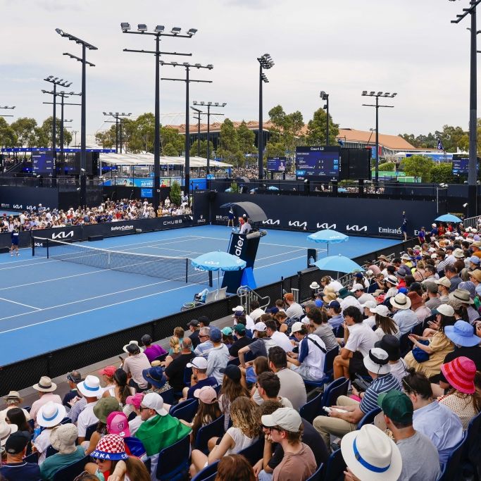 Zuschauer verfolgen ein Spiel während der Australian Open, am 19.01.2026. (Symbolbild)