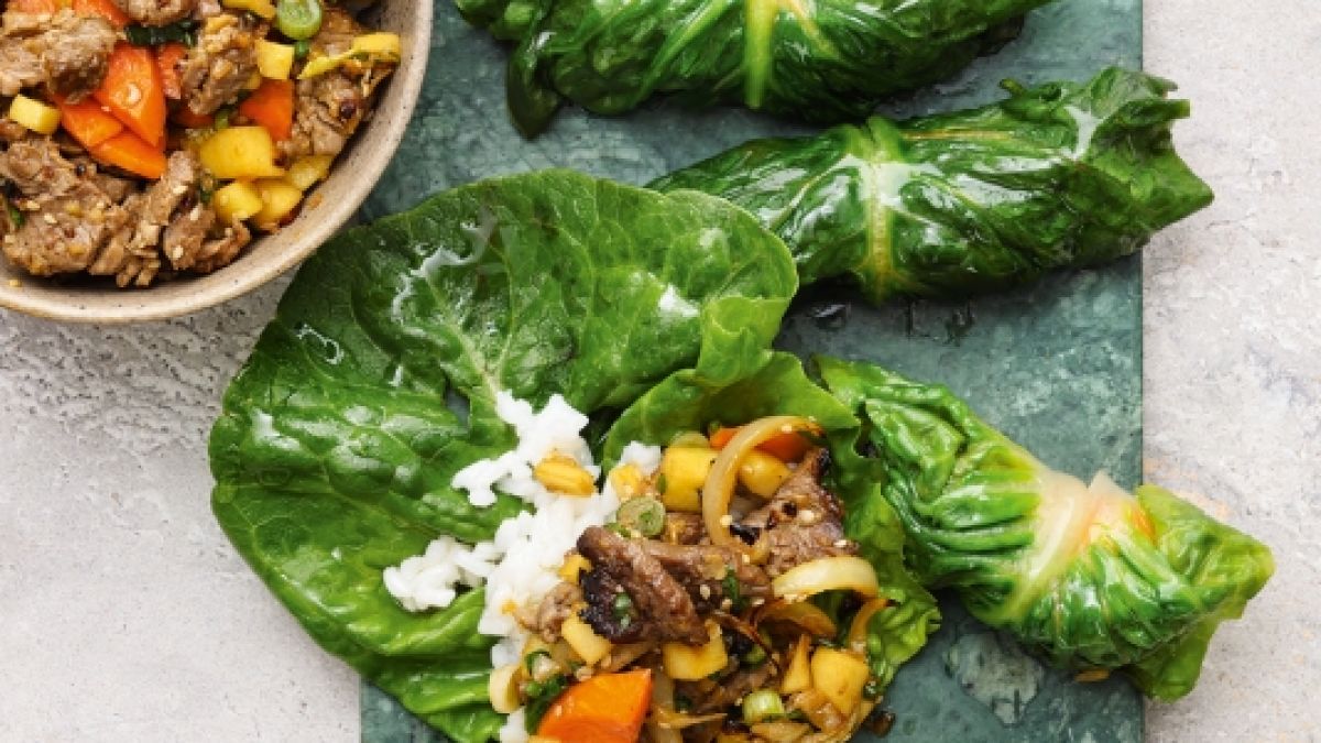 Rindfleisch-Salat-R&ouml;llchen koreanische Art haben pro Portion 400&nbsp;Kilokalorien (kcal). (Foto)
