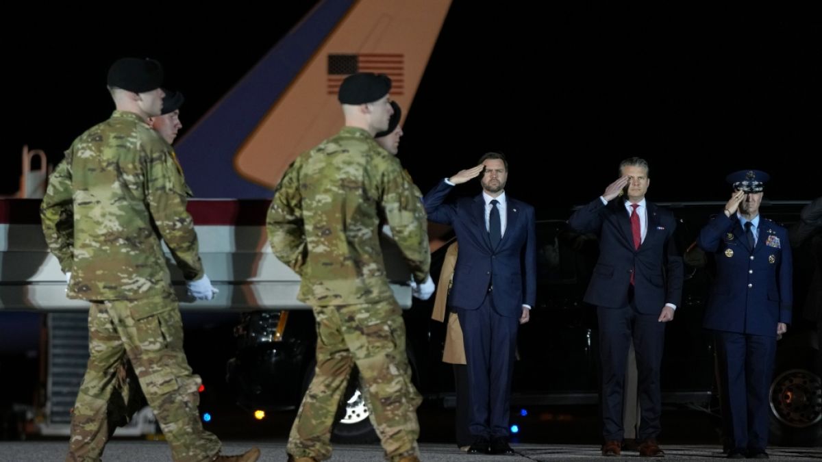 Vizepr&auml;sident JD Vance und Verteidigungsminister Pete Hegseth bei der &Uuml;berf&uuml;hrung der sterblichen &Uuml;berreste von Benjamin N. Pennington. (Foto)