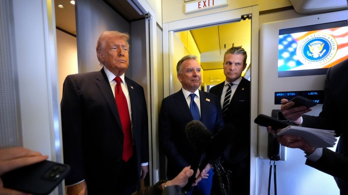 US-Pr&auml;sident Donald Trump (l-r), der US-Sondergesandte des Wei&szlig;en Hauses f&uuml;r den Nahen Osten, Steve Witkoff (M), und US-Verteidigungsminister Pete Hegseth beantworten die Fragen eines Reporters an Bord der Air Force One. (Foto)