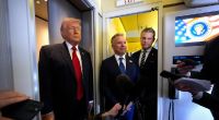 US-Präsident Donald Trump (l-r), der US-Sondergesandte des Weißen Hauses für den Nahen Osten, Steve Witkoff (M), und US-Verteidigungsminister Pete Hegseth beantworten die Fragen eines Reporters an Bord der Air Force One.