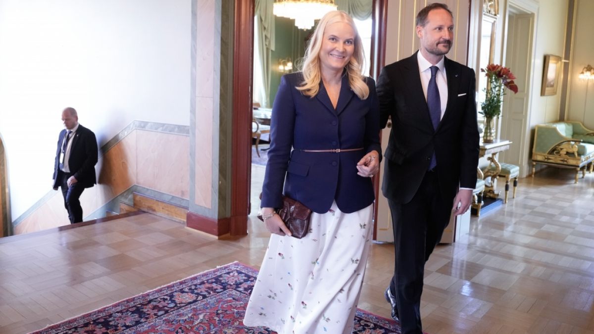 Norwegens Kronprinzessin Mette-Marit (52) - hier mit&nbsp;Kronprinz Haakon (52) - sorgt mit zweifelhaften Email-Verkehr zu Jeffrey Epstein f&uuml;r Aufsehen. (Foto)