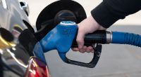 Der Tankstellen-Interessenverband warnt vor Spritpreisen von bis zu 2,50 Euro pro Liter – und wirft den Mineralölkonzernen vor, die Krise gezielt auszunutzen.