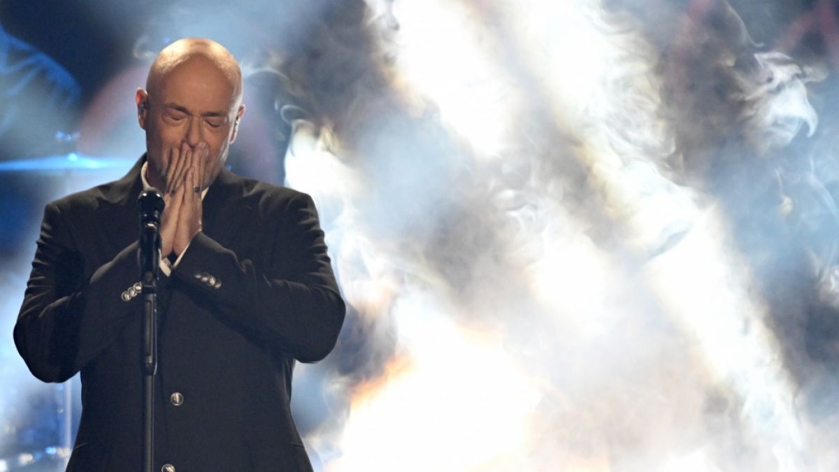 Innerhalb von nur drei Monaten musste der Graf von "Unheilig" sowohl seinen Vater als auch seine Mutter zu Grabe tragen. (Foto)