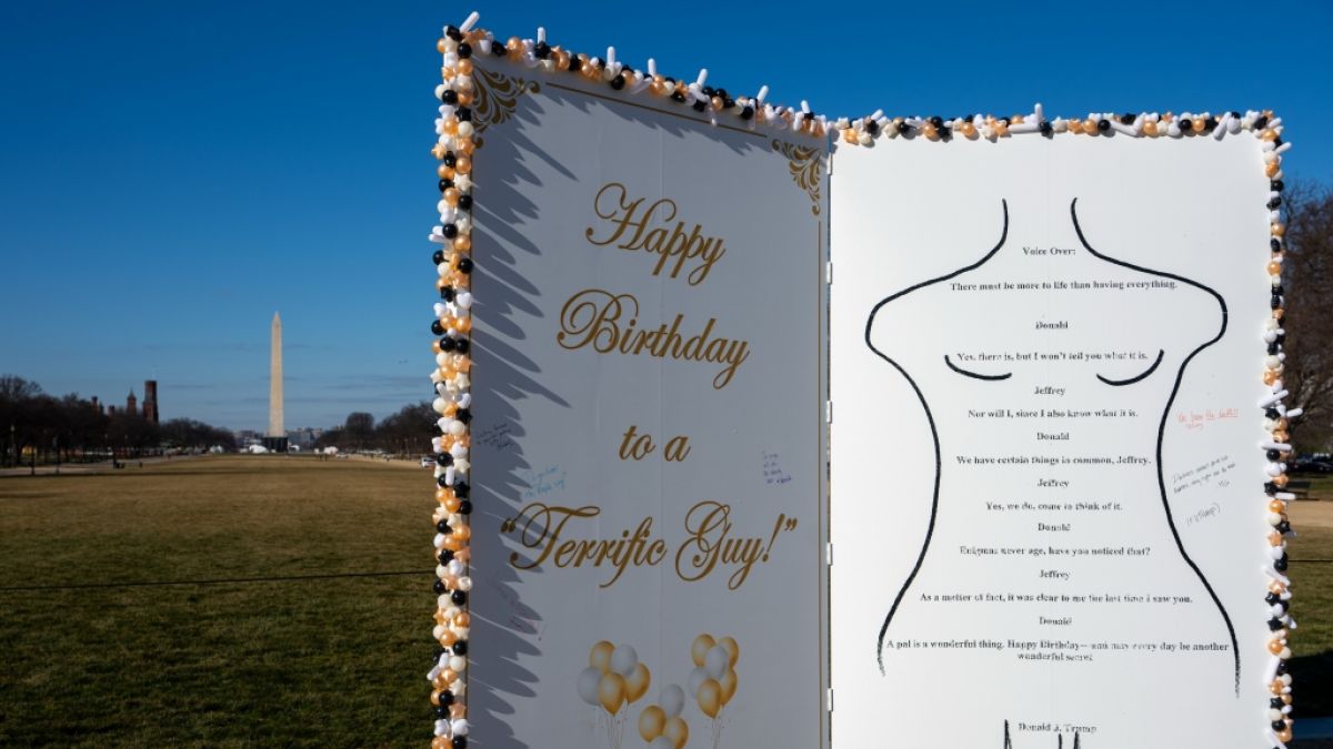 Die Kunstinstallation an der National Mall zeigte Geburtstagsgr&uuml;&szlig;e, die der mittlerweile gestorbene Sexualstraft&auml;ter Epstein vor rund 20 Jahren erhielt und die angeblich vom heutigen US-Pr&auml;sident Trump stammen. (Foto)