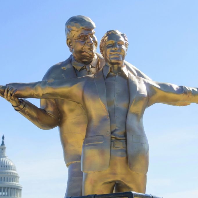 US-Präsident öffentlich bloßgestellt - Statue zeigt ihn und Epstein als Liebespaar