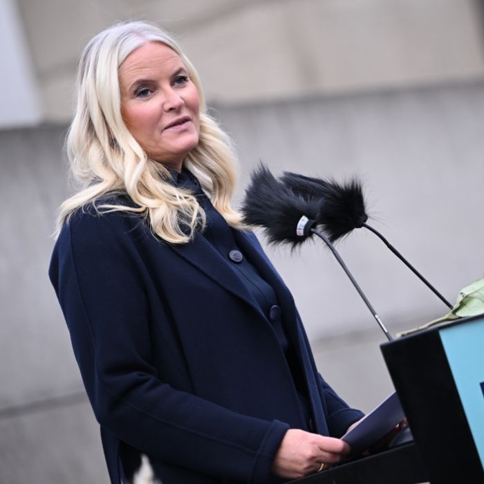 In Leo-Leggins und Federboa - Kronprinzessin schwanger in Dating-Show