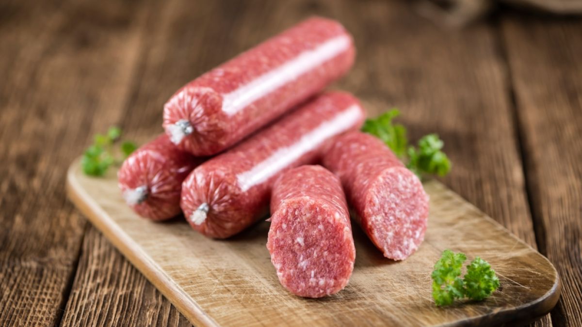 Bei Penny verkaufte Schinken-Zwiebelmettwurst wird im M&auml;rz 2026 aus einem alarmierenden Grund zur&uuml;ckgerufen (Symbolfoto). (Foto)