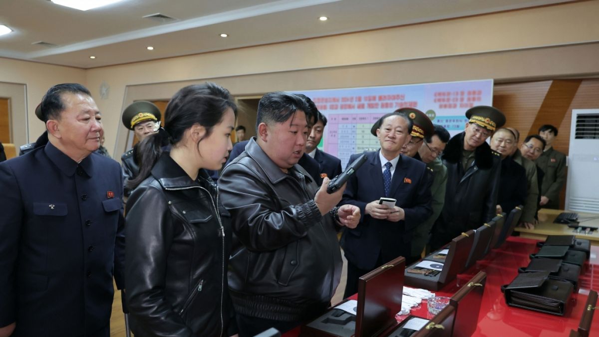 Kim Jong Un (Mitte) neben seiner Tochter in einer nordkoreanischen Munitionsfabrik. (Foto)