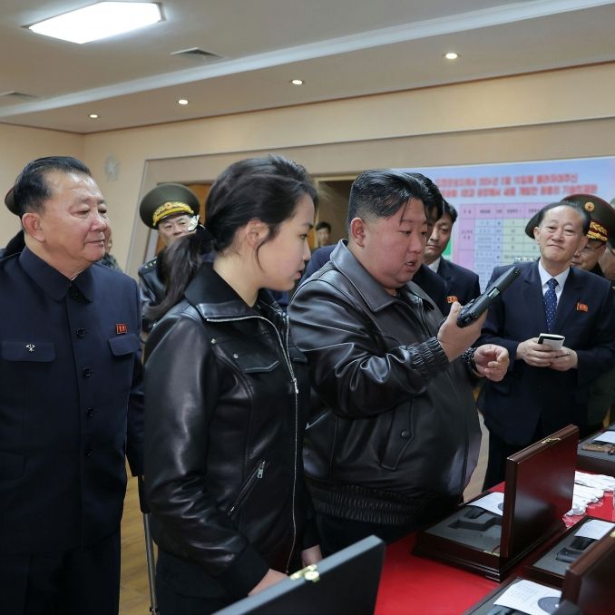 Wirbel um irre Inszenierung - Nordkorea-Dikator greift mit seiner Tochter zur Waffe