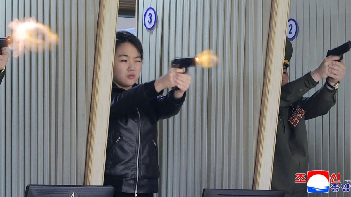 Auch seine Tochter, die etwa 13 Jahre alt sein soll, griff zur Waffe. (Foto)