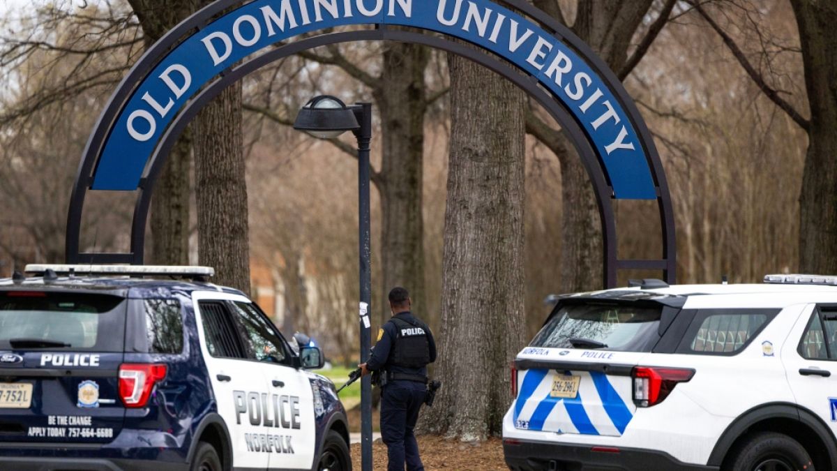 Polizisten vor der Universit&auml;t in Norfolk, in der zwei Personen bei einer Schie&szlig;erei ums Leben kamen. (Foto)