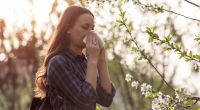Wer im Frühling unter allergischen Symptomen leidet, sollte auf bestimmte Lebensmittel lieber verzichten.