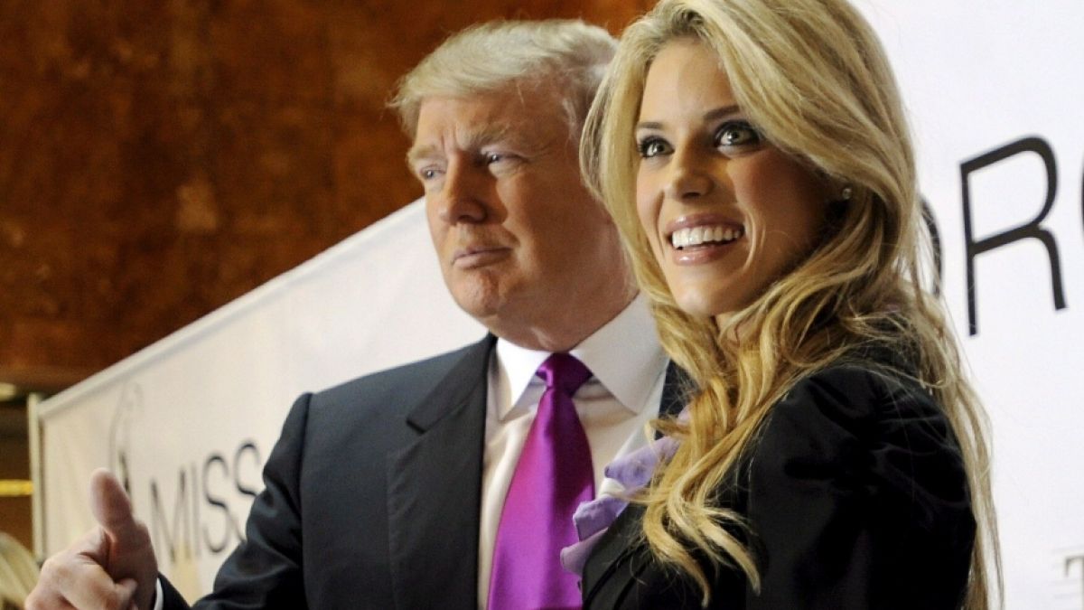 Da war die Welt noch in Ordnung: Carrie Prejean Boller posiert neben Donald Trump. Inzwischen ist die Trennung vollzogen, die Ex-Sch&ouml;nheitsk&ouml;nigin machte ihrer Wut daraufhin in einem offen Brief Luft. (Foto)