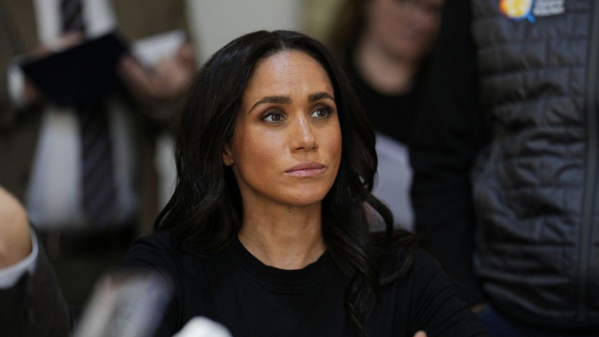 Mit Gesichtsmaske und Aquarellpinsel &uuml;berraschte Meghan Markle am Donnerstag kranke Kinder in Los Angeles. (Foto)