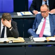 Spritpreise explodieren - Deutsche rechnen mit Merz-Regierung ab (Foto)