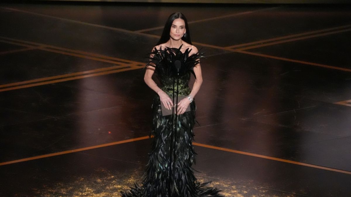 Demi Moore begeistert in&nbsp;Gucci-Robe bei den Oscars 2026 (Foto)