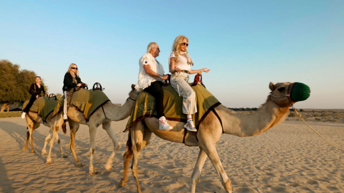 Bei einem gemeinsamen Kamel-Ausritt plaudert Carmen ein paar Ehedetails aus. (Foto)