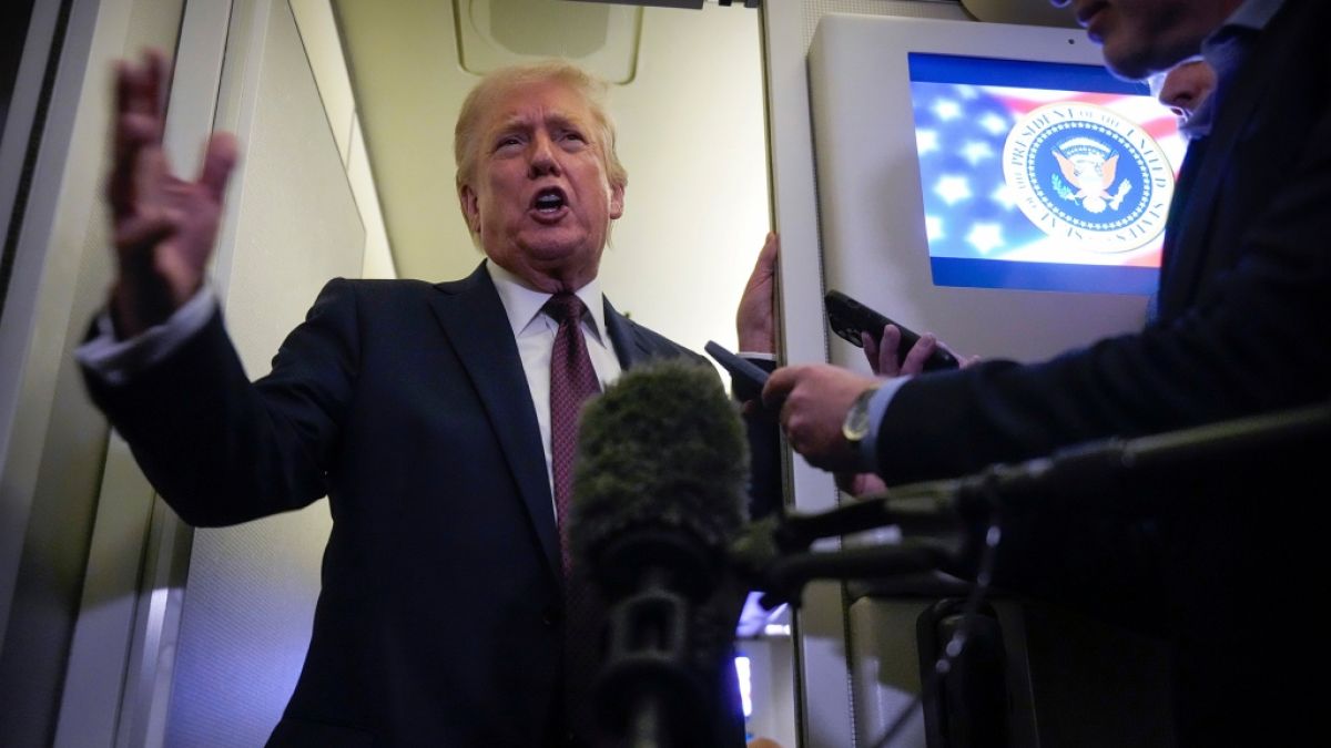 US-Pr&auml;sident Donald Trump spricht zu Reportern an Bord der Air Force One auf dem Weg von West Palm Beach, Florida, zur Joint Base Andrews. (Foto)