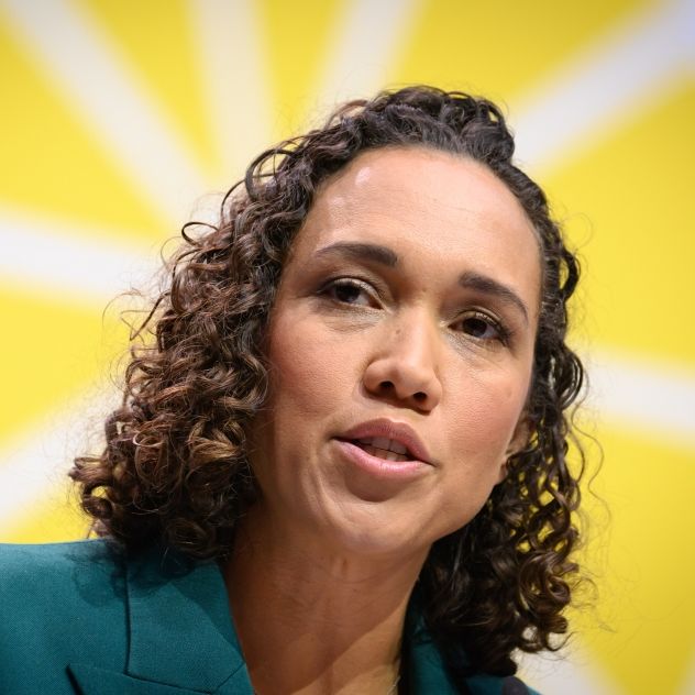 FDP-Politikerin rasiert sich Glatze nach Wahlschlappe