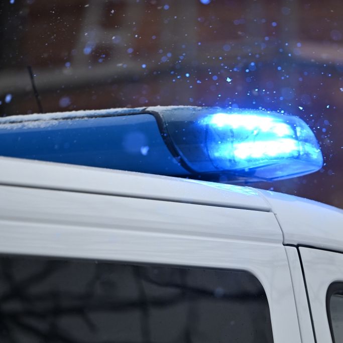 In einem Bistro in Hessen sind am Morgen zwei Menschen erschossen worden.