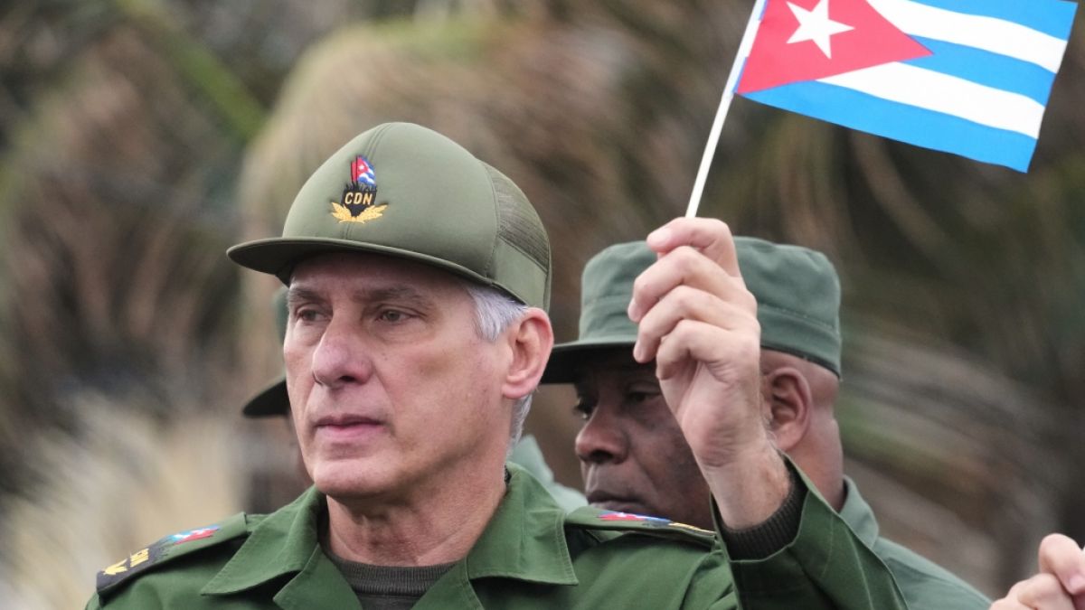 Er soll laut Donald Trump in Kuba das Feld r&auml;umen: der kubanische Pr&auml;sident&nbsp;Miguel Diaz-Canel, hier bei einer Kundgebung gegen die T&ouml;tung kubanischer Offiziere w&auml;hrend der US-Operation in Venezuela. (Foto)