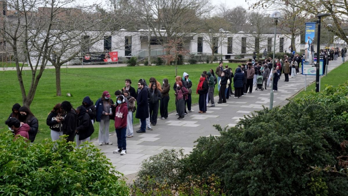 Studenten stehen vor einem Geb&auml;ude der Universit&auml;t von Kent in Canterbury f&uuml;r Antibiotika an. Die Universit&auml;t hat best&auml;tigt, dass ein Student einer von zwei Menschen war, die an den Folgen der Meningitis in der Region gestorben sind. (Foto)