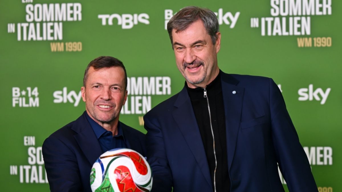 Markus S&ouml;der (r.) neben Rekordnationalspieler Lothar Matth&auml;us in M&uuml;nchen bei der Premiere einer neuen Doku &uuml;ber die Fu&szlig;ball-WM 1990. (Foto)
