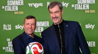 Markus Söder (r.) neben Rekordnationalspieler Lothar Matthäus in München bei der Premiere einer neuen Doku über die Fußball-WM 1990.