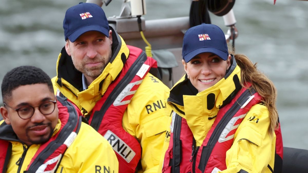 Prinz William (M) und Prinzessin Kate sitzen an Bord eines K&uuml;stenrettungsboots der E-Klasse w&auml;hrend ihres Besuchs der RNLI Tower Station. (Foto)